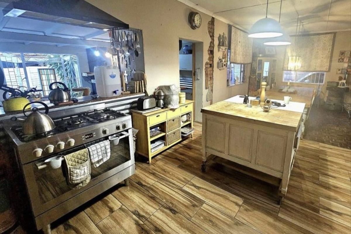 Stunning Oasis with Garden Cottage in Arborpark - Photo 4