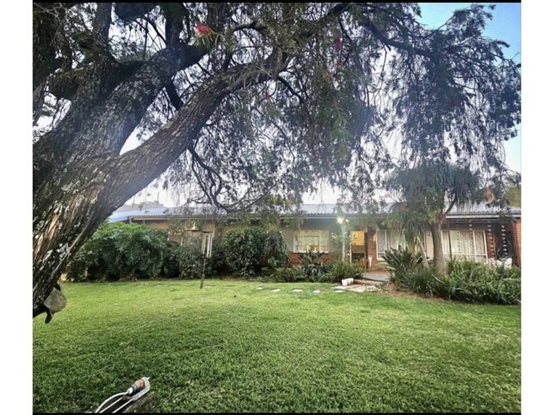 Stunning Oasis with Garden Cottage in Arborpark - Photo 2