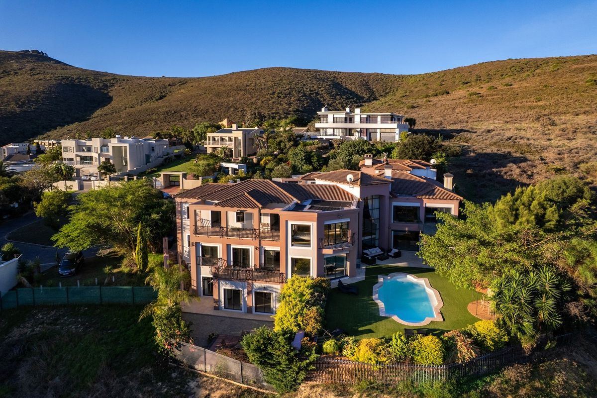 13 Bedroom Exquisite Tuscan Estate with Breathtaking Views Over Tygerberg Nature Reserve - Photo 4