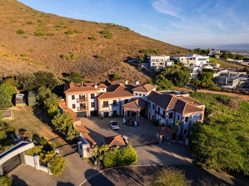 13 Bedroom Exquisite Tuscan Estate with Breathtaking Views Over Tygerberg Nature Reserve - Photo 2