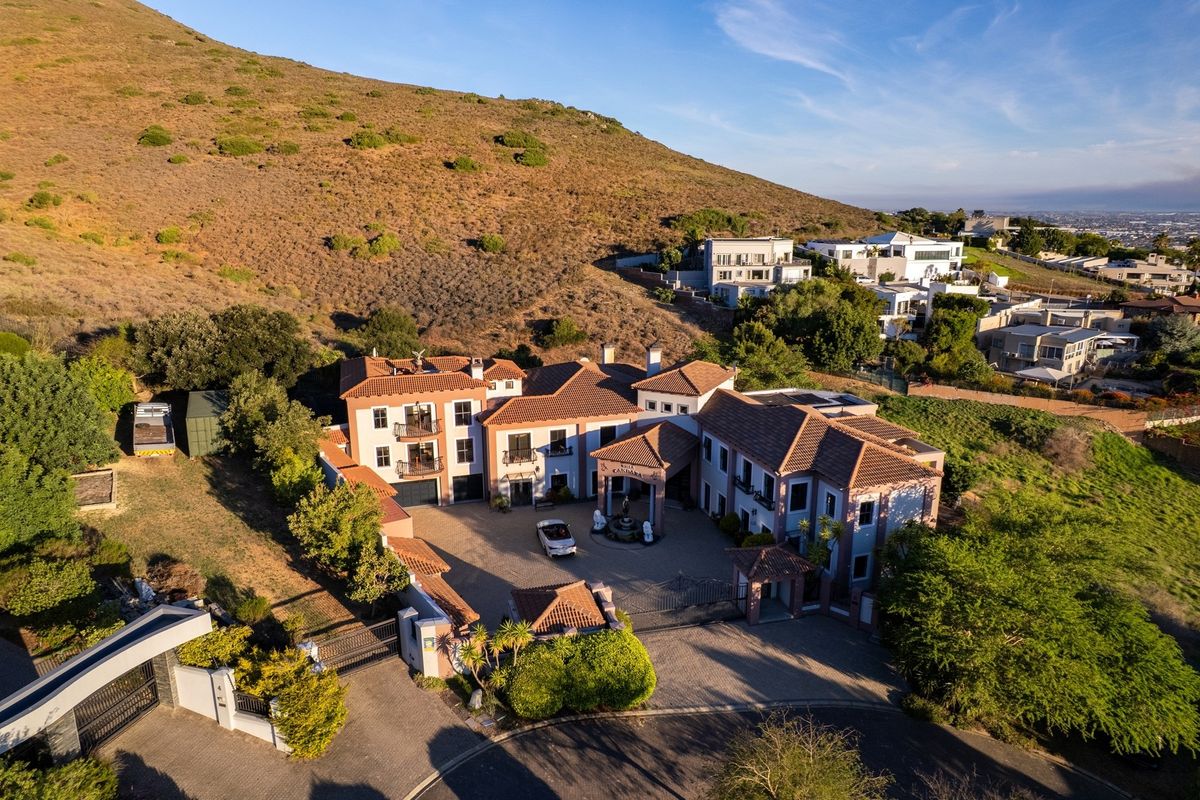 13 Bedroom Exquisite Tuscan Estate with Breathtaking Views Over Tygerberg Nature Reserve - Photo 2