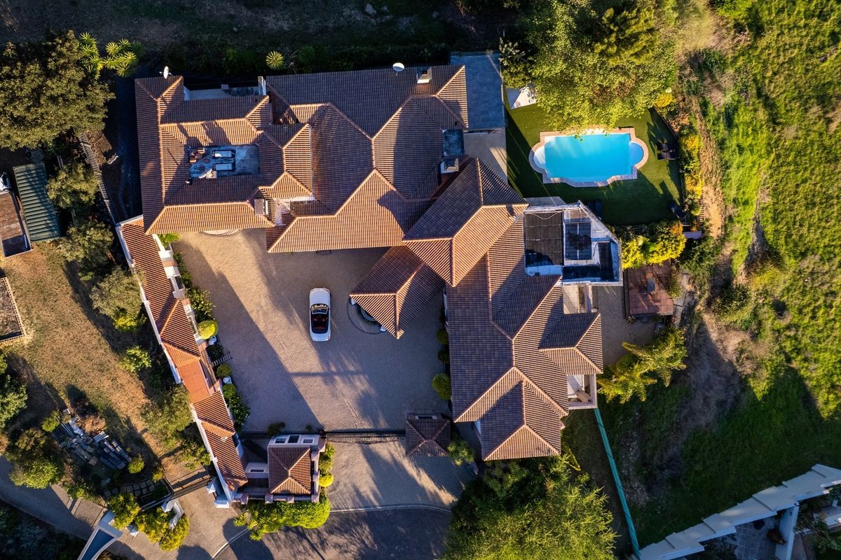 13 Bedroom Exquisite Tuscan Estate with Breathtaking Views Over Tygerberg Nature Reserve - Photo 5