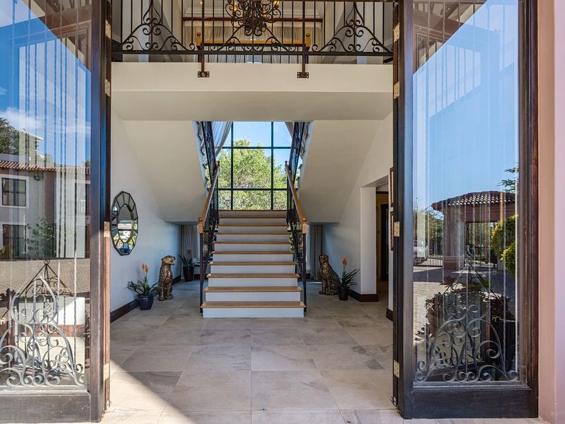 13 Bedroom Exquisite Tuscan Estate with Breathtaking Views Over Tygerberg Nature Reserve - Photo 7