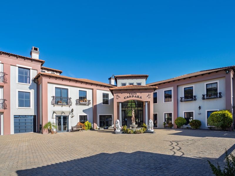 13 Bedroom Exquisite Tuscan Estate with Breathtaking Views Over Tygerberg Nature Reserve - Photo 10