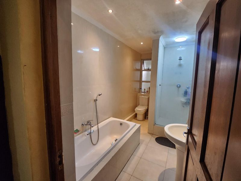 Unlock the Door to Urban Excellence: Your Luxury in the City Awaits - Photo 6