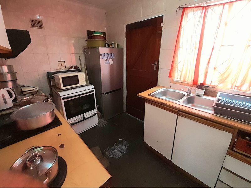 Charming Three-Bedroom Cottage in Trenance Park, Verulam. Road level, stepless with huge yard, - Photo 9