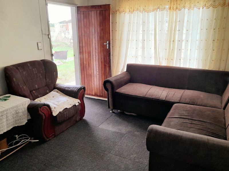 Charming Three-Bedroom Cottage in Trenance Park, Verulam. Road level, stepless with huge yard, - Photo 3