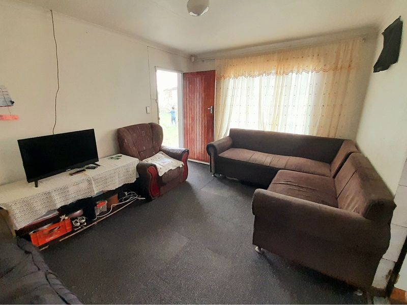 Charming Three-Bedroom Cottage in Trenance Park, Verulam. Road level, stepless with huge yard, - Photo 2