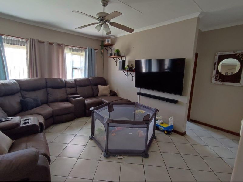 Charming 3 bedroom Townhouse  in Swanridge Estate - Photo 10