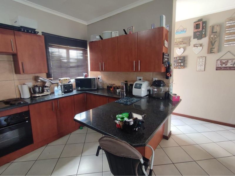 Charming 3 bedroom Townhouse  in Swanridge Estate - Photo 9