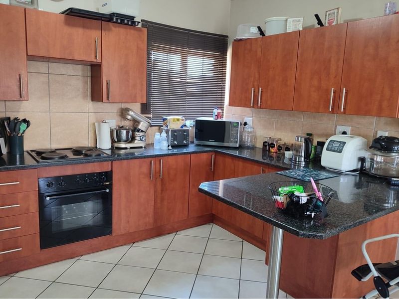 Charming 3 bedroom Townhouse  in Swanridge Estate - Photo 6