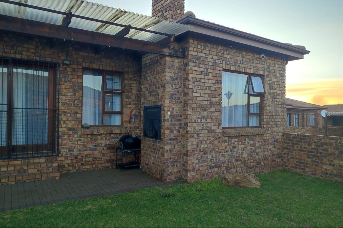 Charming 3 bedroom Townhouse  in Swanridge Estate - Photo 4