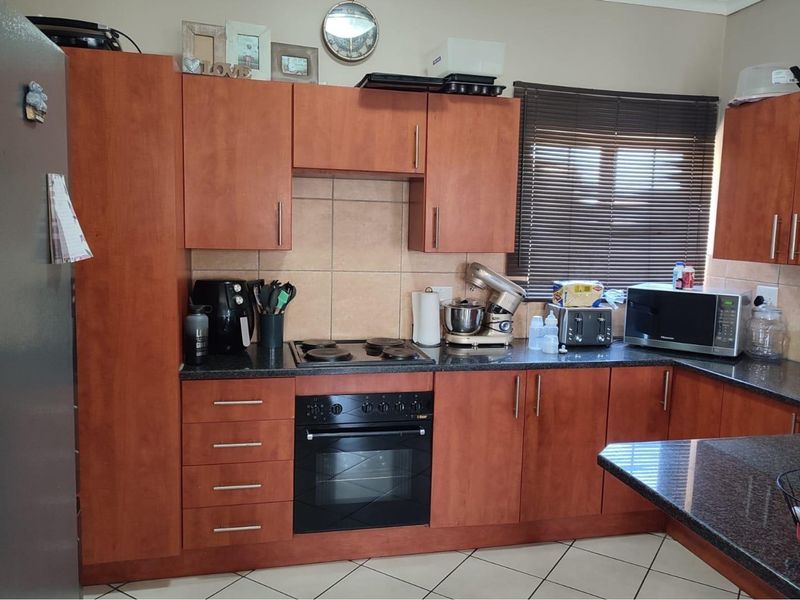 Charming 3 bedroom Townhouse  in Swanridge Estate - Photo 8