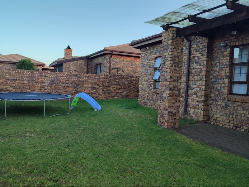 Charming 3 bedroom Townhouse  in Swanridge Estate - Photo 5