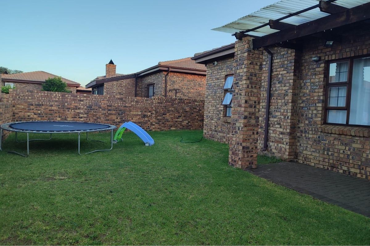 Charming 3 bedroom Townhouse  in Swanridge Estate - Photo 5