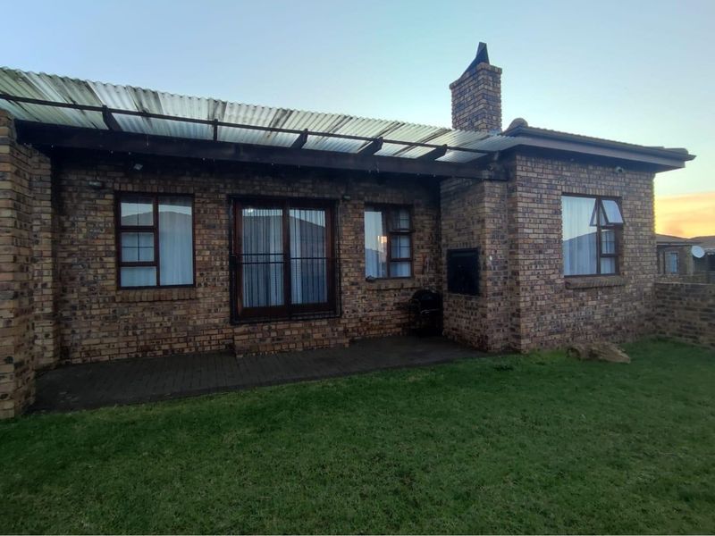 Charming 3 bedroom Townhouse  in Swanridge Estate - Photo 3