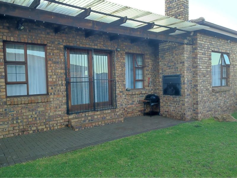 Charming 3 bedroom Townhouse  in Swanridge Estate - Photo 2