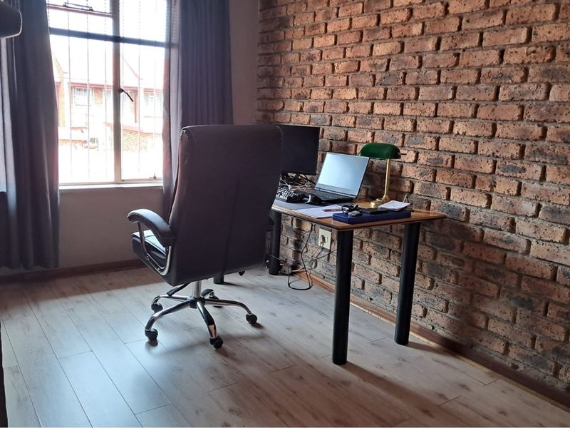 Neat 2 Bedroom pet friendly Duplex situated in a secure complex - Photo 7