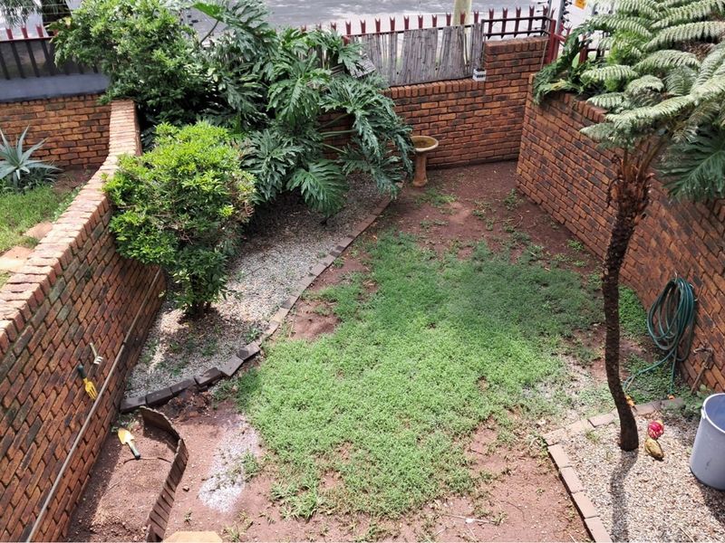 Neat 2 Bedroom pet friendly Duplex situated in a secure complex - Photo 9