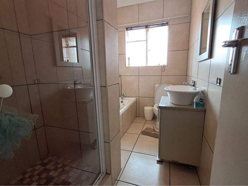 Neat 2 Bedroom pet friendly Duplex situated in a secure complex - Photo 8