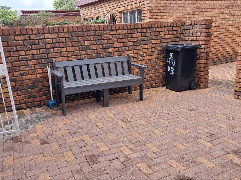 Neat 2 Bedroom pet friendly Duplex situated in a secure complex - Photo 10