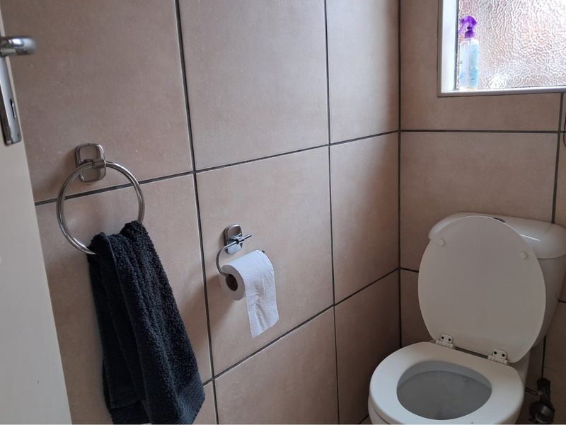 Neat 2 Bedroom pet friendly Duplex situated in a secure complex - Photo 3