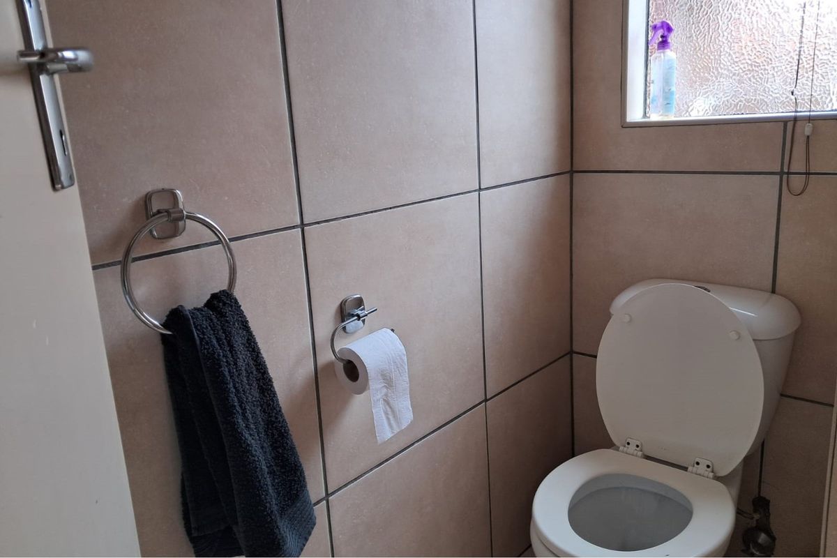 Neat 2 Bedroom pet friendly Duplex situated in a secure complex - Photo 3