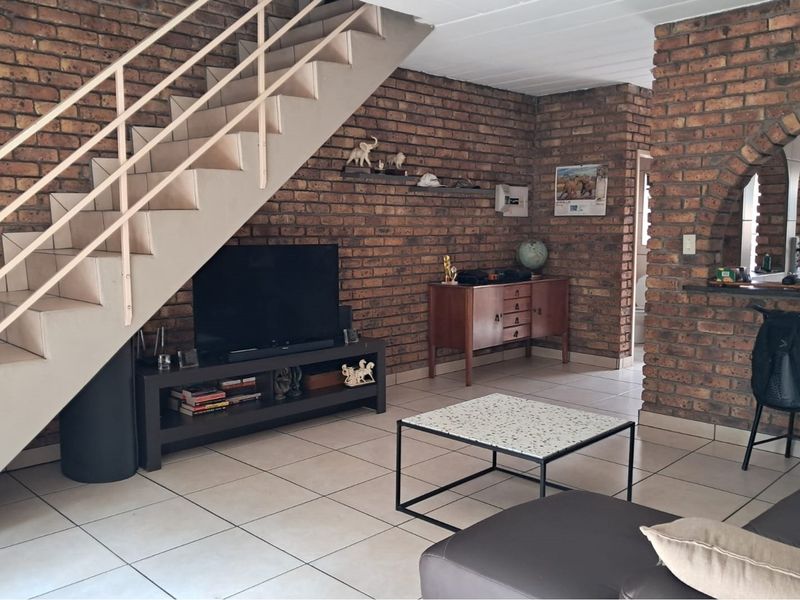 Neat 2 Bedroom pet friendly Duplex situated in a secure complex - Photo 5