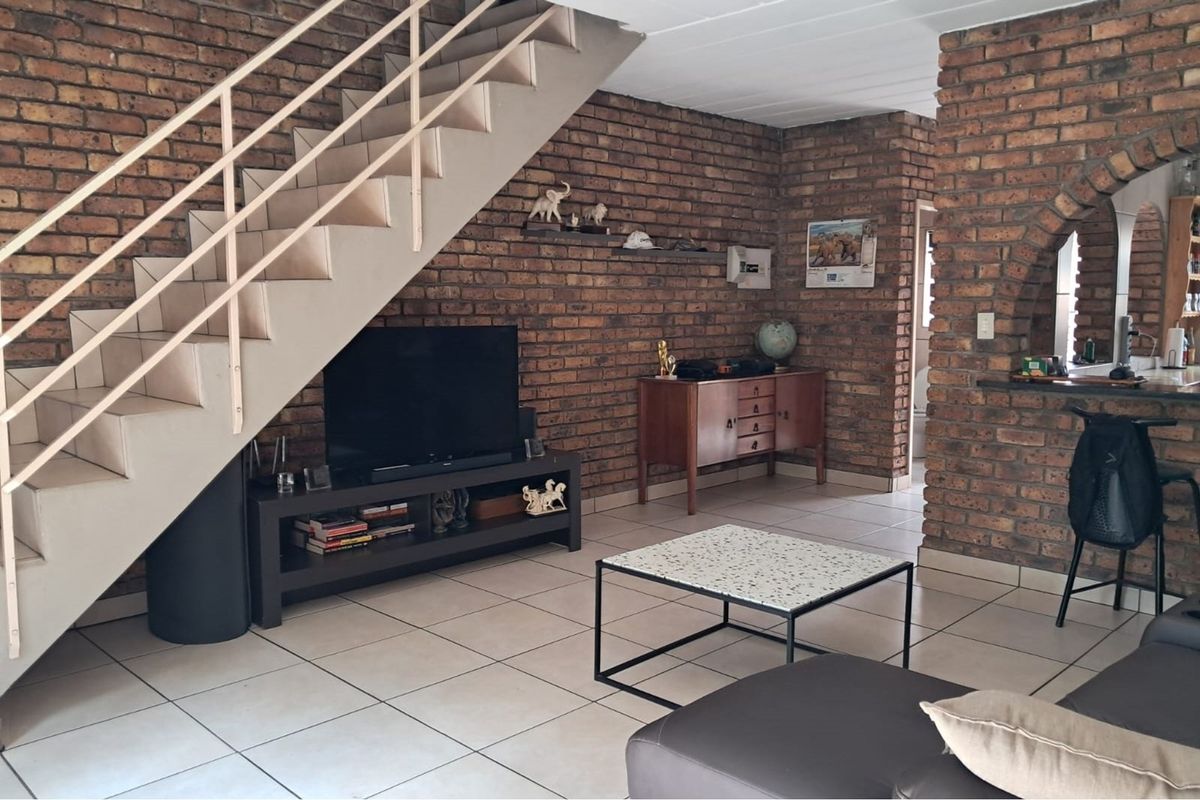 Neat 2 Bedroom pet friendly Duplex situated in a secure complex - Photo 5