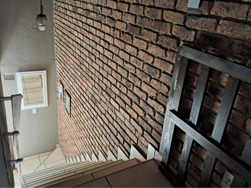 Neat 2 Bedroom pet friendly Duplex situated in a secure complex - Photo 4