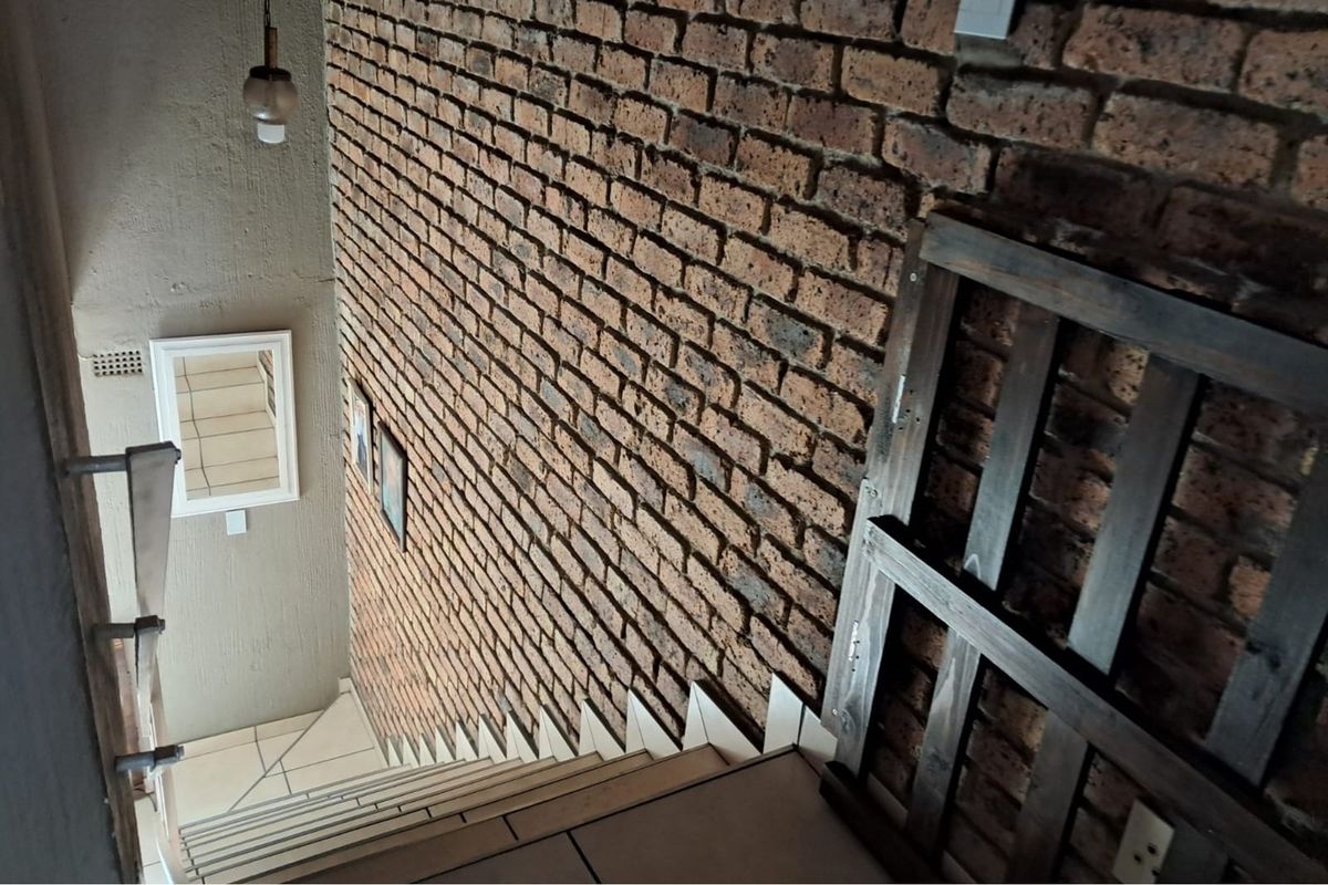 Neat 2 Bedroom pet friendly Duplex situated in a secure complex - Photo 4