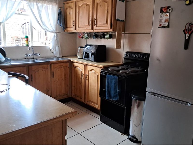 Neat 2 Bedroom pet friendly Duplex situated in a secure complex - Photo 2