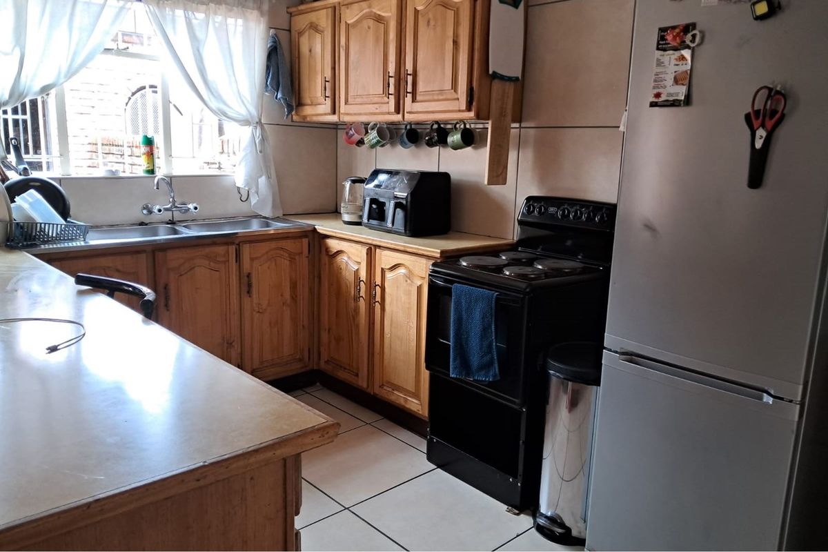 Neat 2 Bedroom pet friendly Duplex situated in a secure complex - Photo 2