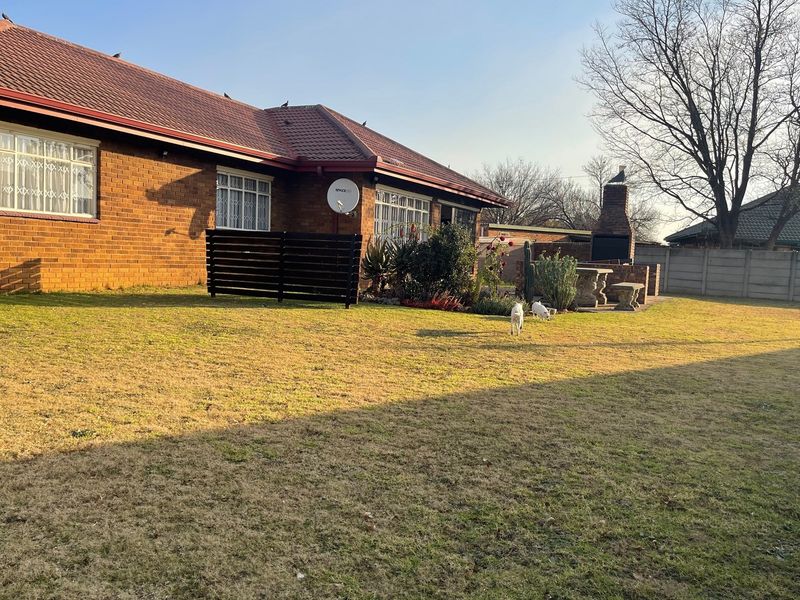 Located in a Good Area!!! - Photo 2