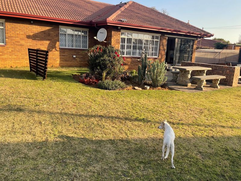 Located in a Good Area!!! - Photo 10