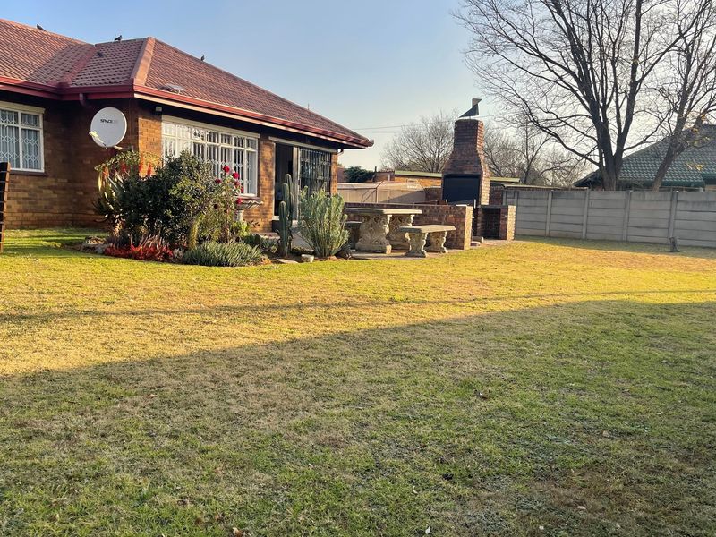 Located in a Good Area!!! - Photo 6