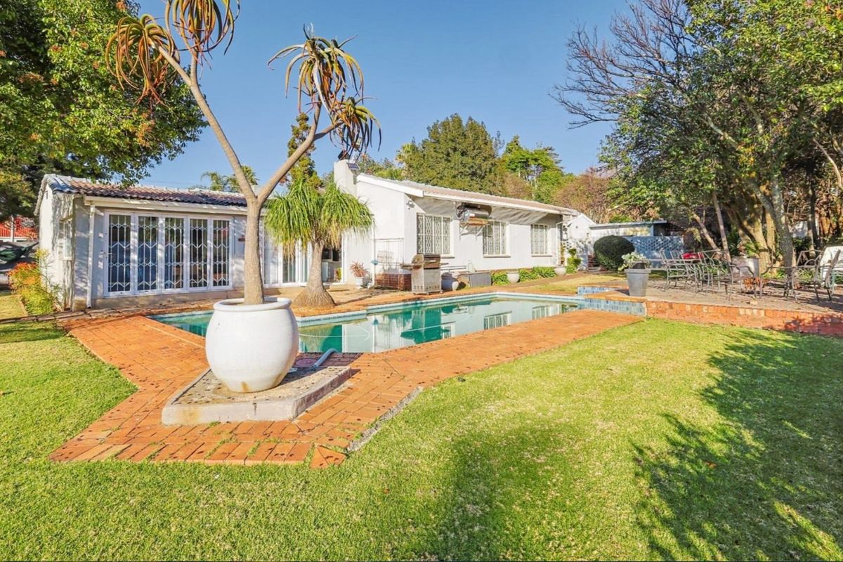 Spacious 3-Bedroom House with Flat for Sale in Erasmusrand (Soon to be boomed off area) - Photo 2