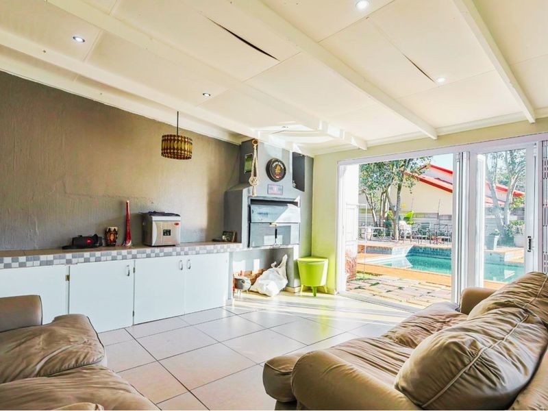 Spacious 3-Bedroom House with Flat for Sale in Erasmusrand (Soon to be boomed off area) - Photo 4