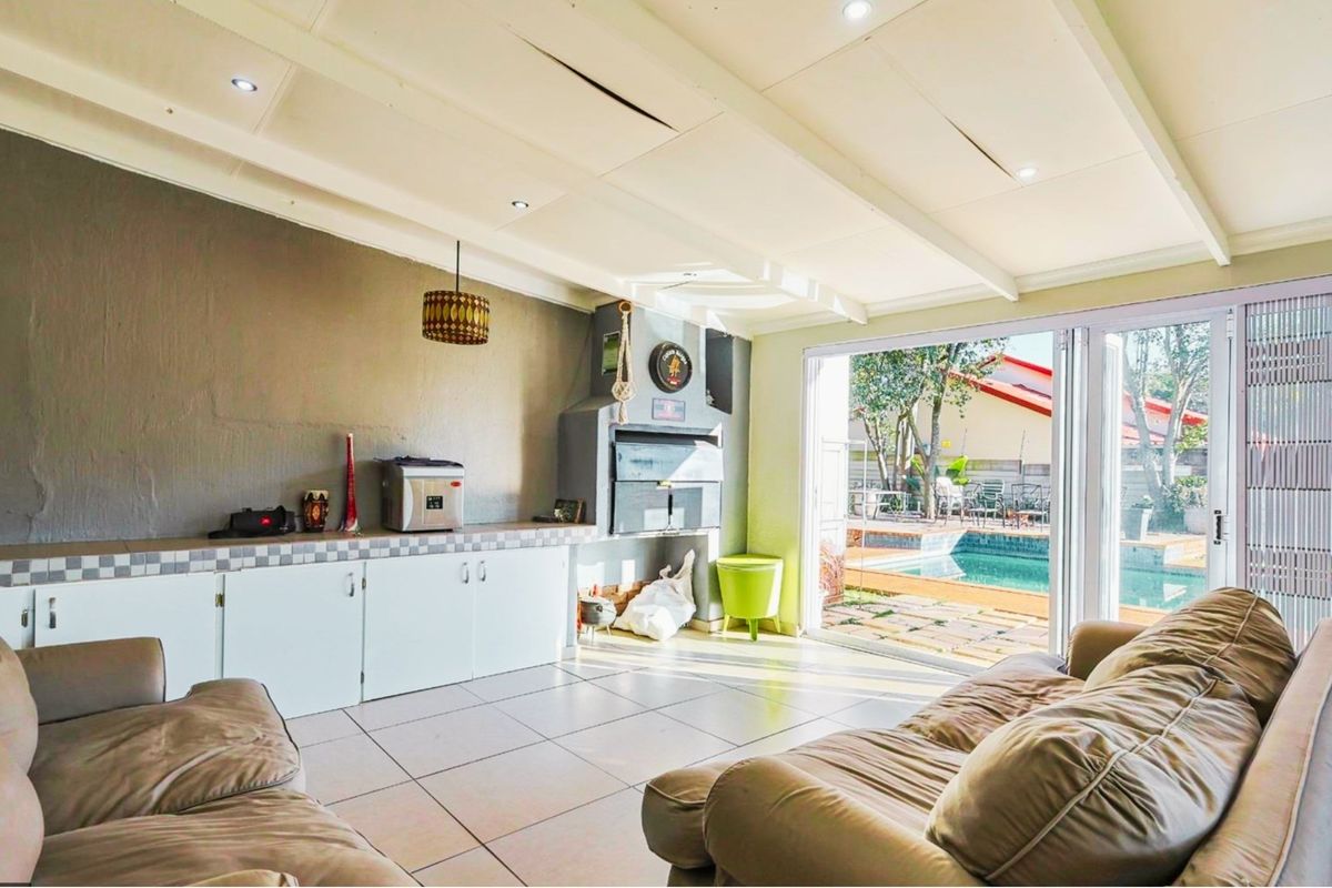 Spacious 3-Bedroom House with Flat for Sale in Erasmusrand (Soon to be boomed off area) - Photo 4