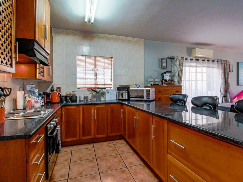 Modern Townhouse Rental in Amberfield Heights Estate - Photo 4