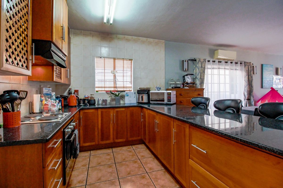 Modern Townhouse Rental in Amberfield Heights Estate - Photo 4