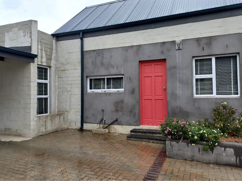 Modern Country 2 bed townhouse in Security Complex in Porterville: - Photo 2