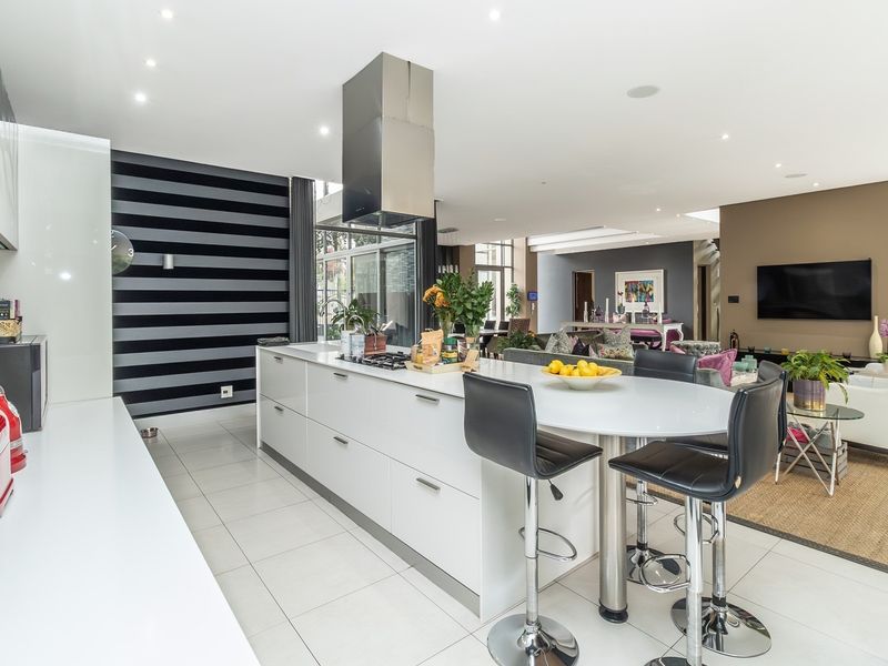 Luxurious and Secure Living in Morningside, Johannesburg - Photo 6