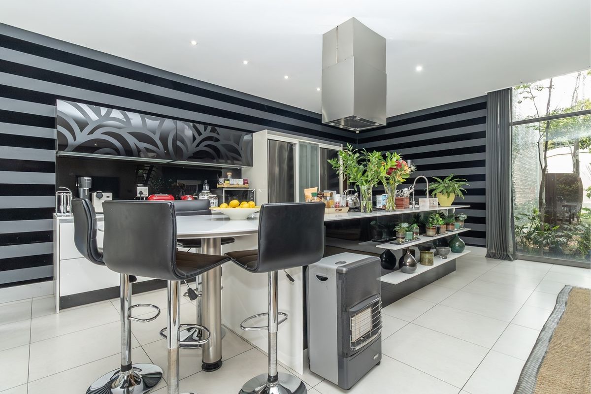 Luxurious and Secure Living in Morningside, Johannesburg - Photo 5