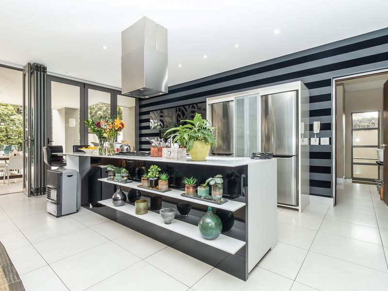 Luxurious and Secure Living in Morningside, Johannesburg - Photo 4