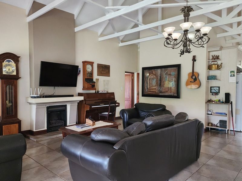 Sophisticated and Spacious 3-Bedroom Home with Exquisite Views and Exceptional Features - Photo 6