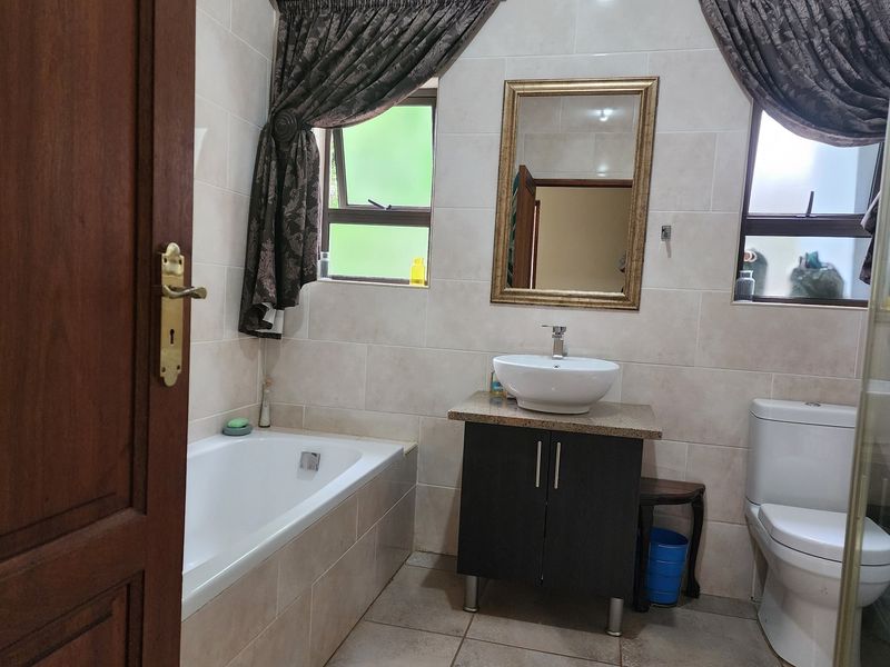 Sophisticated and Spacious 3-Bedroom Home with Exquisite Views and Exceptional Features - Photo 10