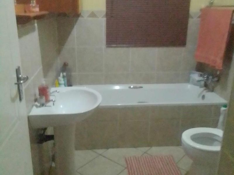 Spacious 2 Bedroom 1st Floor Townhouse - Photo 6