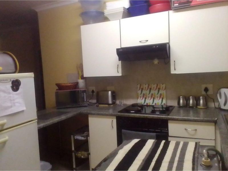 Spacious 2 Bedroom 1st Floor Townhouse - Photo 3