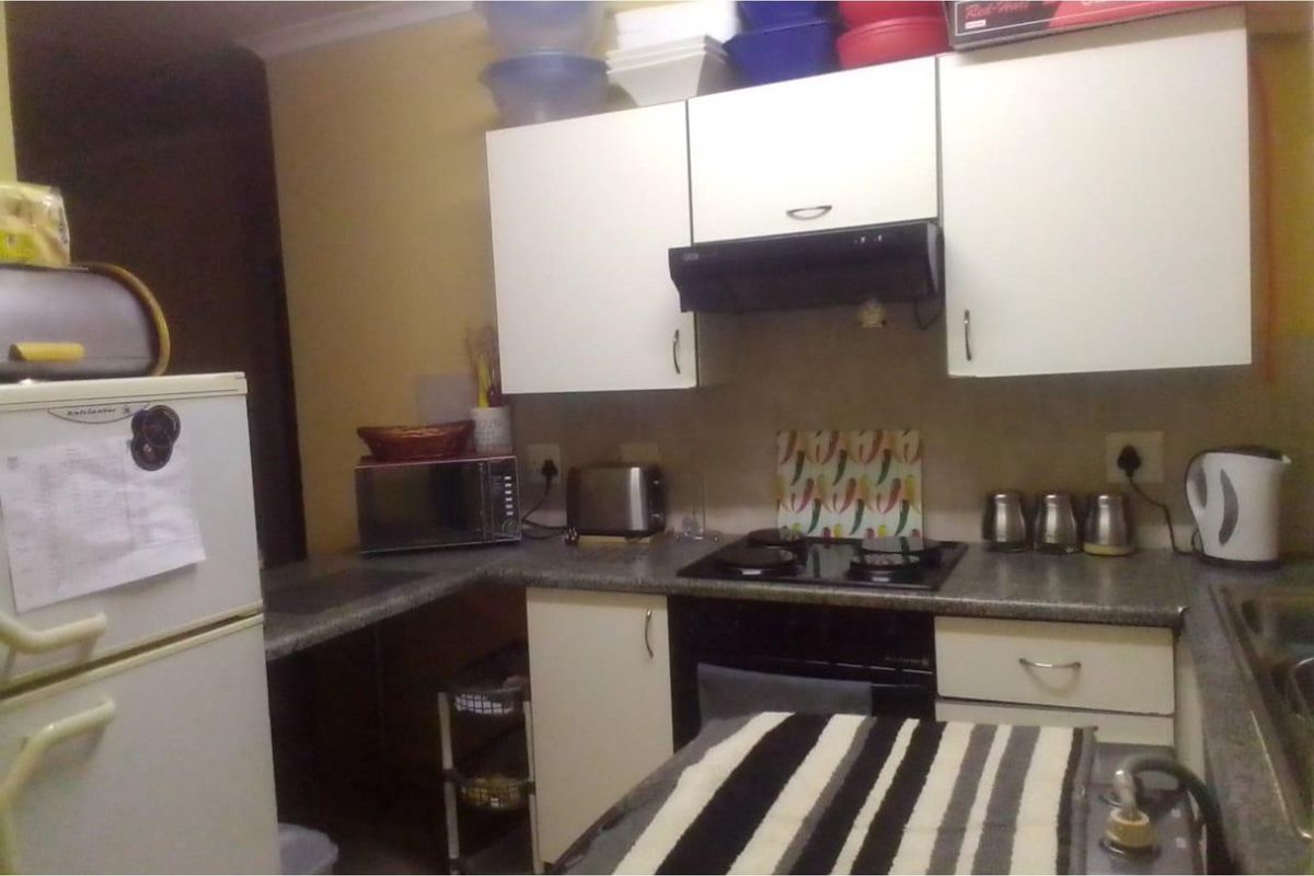 Spacious 2 Bedroom 1st Floor Townhouse - Photo 3